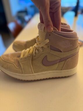 Nike Air Jordan 1 Mid in Beige & Dusty Pink